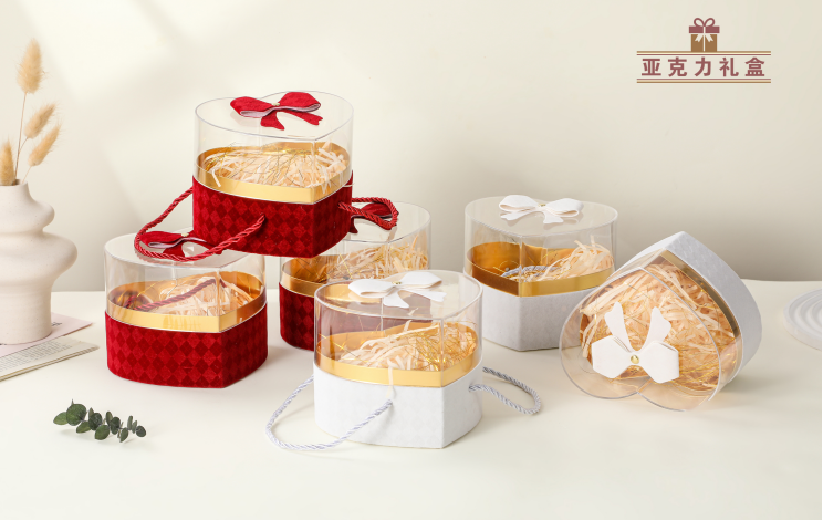 Boîte cadeau transparente en forme de cœur avec poignée
