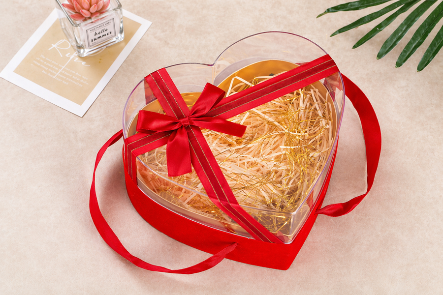 Boîte cadeau cœur transparente avec ruban et poignée